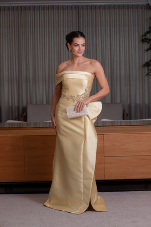 Vestido amarelo-manteiga em zibeline de um ombro, com babado lateral, cintura bordada e corte semissereia.