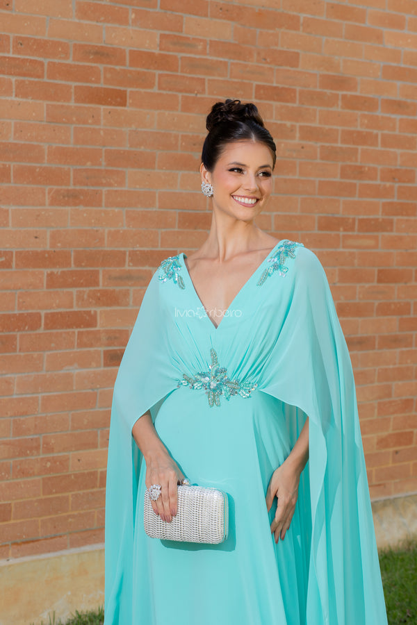 Vestido Lívia Ribeiro bordado centralizado na cintura e ombros com capa longa (DISPONÍVEL EM 25 DIAS)