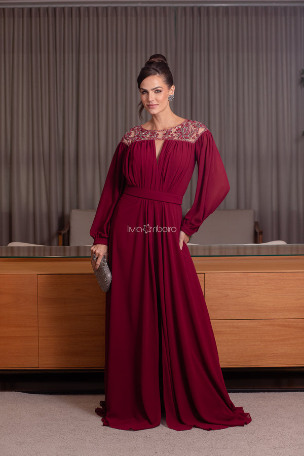 Vestido em crepe de seda com manga bordado
