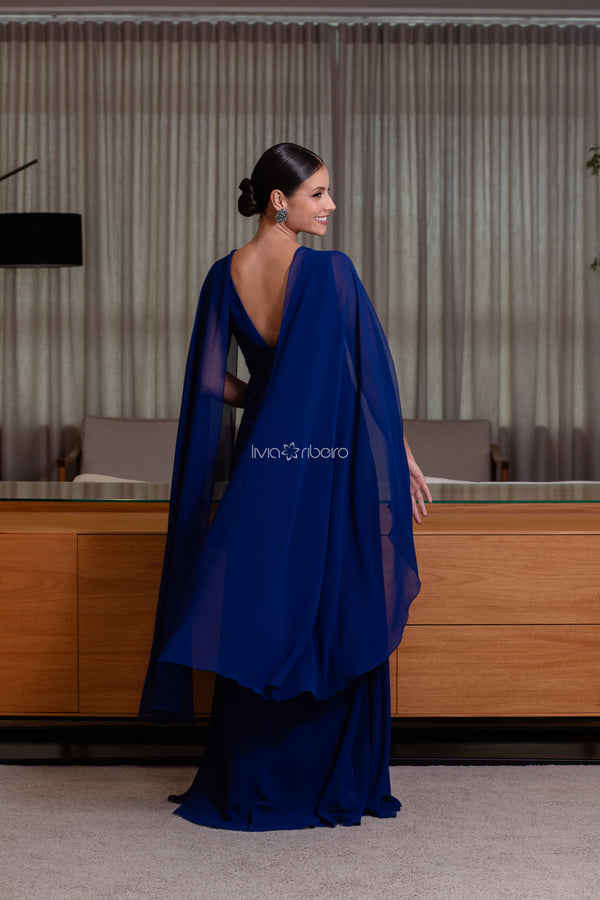 Vestido longo em crepe de seda, decote canoa com capa e bordado na cintura | Lívia Ribeiro