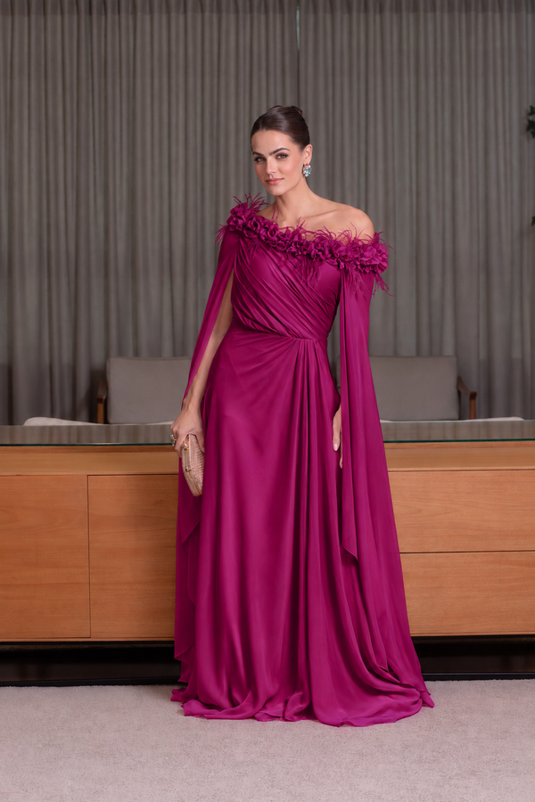 Vestido fúcsia Ombro a Ombro com Capa, Flores e Plumas