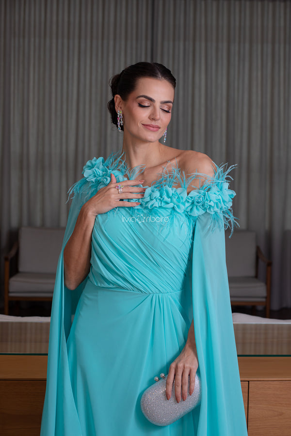 Vestido detalhe ombro a ombro, com flores e plumas | Lívia Ribeiro