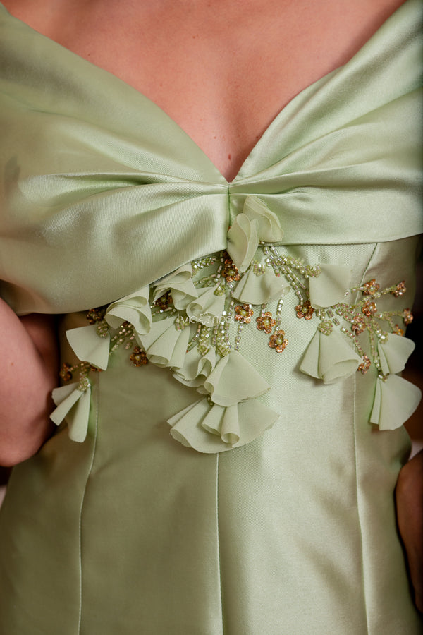 Vestido Lívia Ribeiro em alfaiataria ombro a ombro com capa em crepe de seda