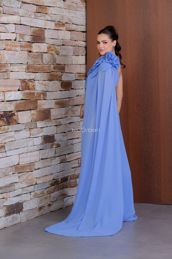 Vestido Lívia Ribeiro um ombro com capa e flores