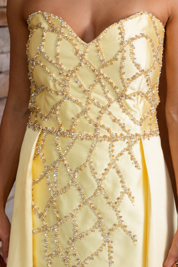 Vestido em zibeline com bordado e capa no crepe de seda