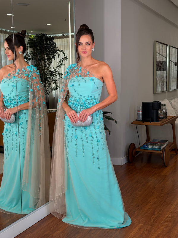 Vestido em tule francês, um ombro  com bordado em pedraria e pétalas de tecido