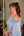Vestido azul Serenity detalhe ombro a ombro, com flores e plumas