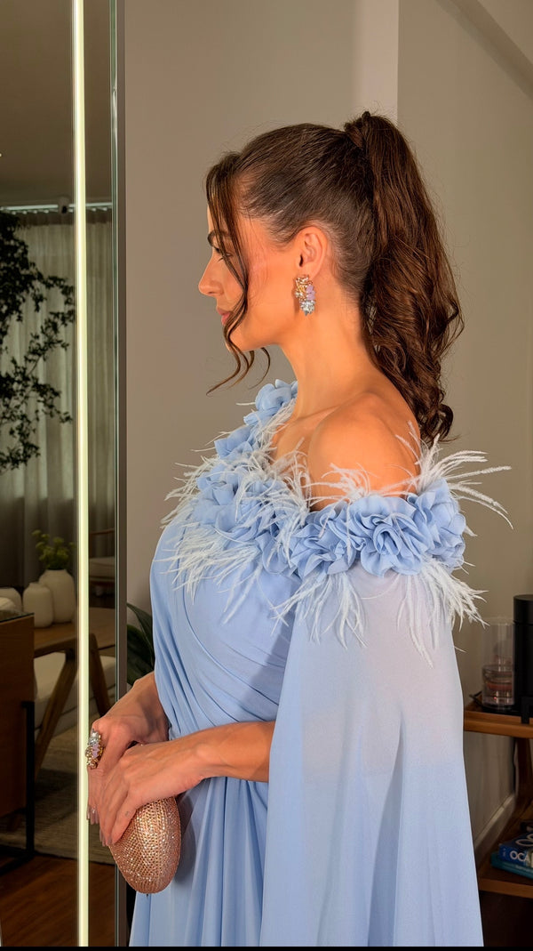 Vestido azul Serenity detalhe ombro a ombro, com flores e plumas