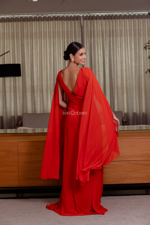 Vestido longo em crepe de seda, decote canoa com capa e bordado na cintura | Lívia Ribeiro