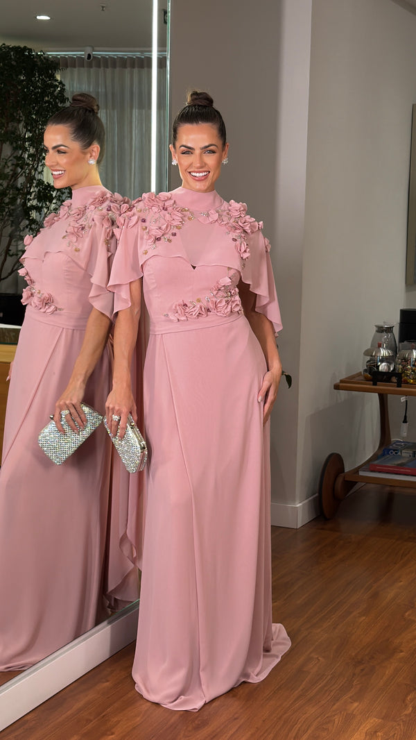 Vestido rosé capa gola alta e bordados em 3D