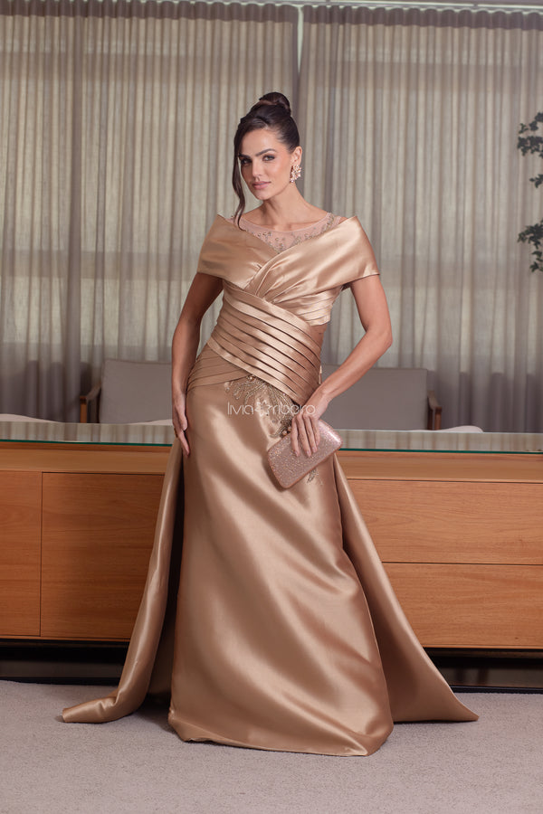 Vestido em zibeline com sobreposição de saia ombro a ombro bordado