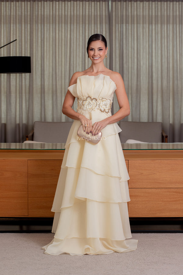 Vestido tomara que caia em organza com aplicações em flores na cintura