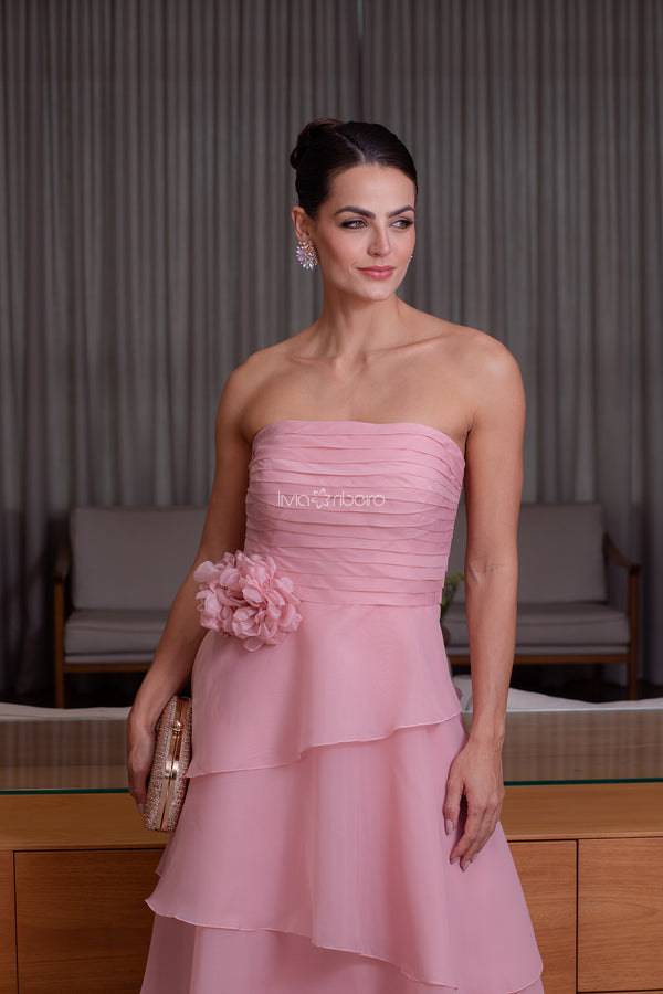 Vestido tomara que caia em organza babados com aplicação em flor na cintura