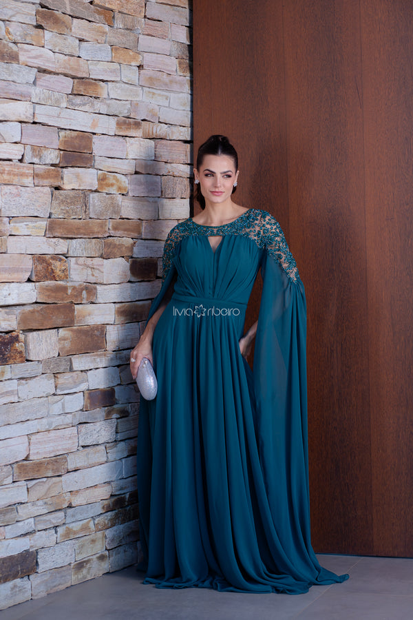 Vestido Lívia Ribeiro em crepe de seda bordado com manga capa ( Disponível em 35 dias úteis )