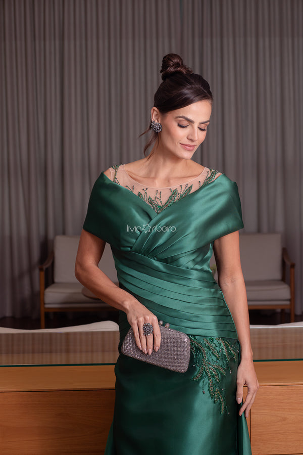 Vestido em zibeline com sobreposição de saia ombro a ombro bordado