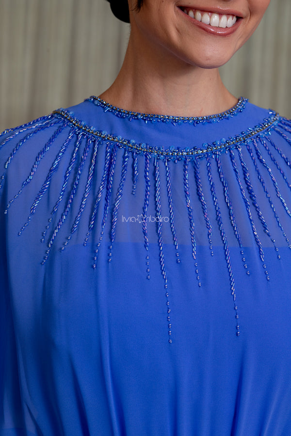 Vestido com bordado no decote descendo pelo busto e mangas fluidas