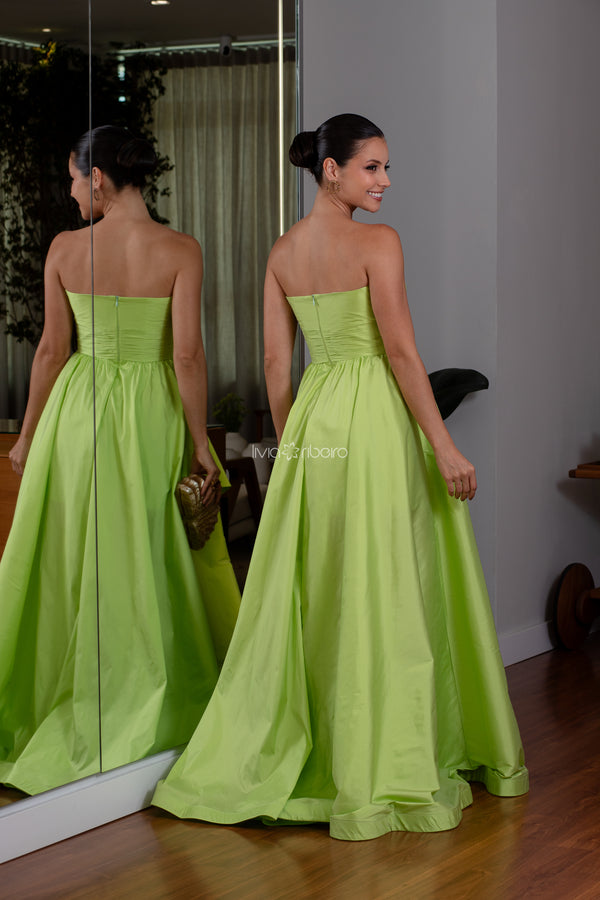 Vestido tomara que caia em tafetá com flor na cintura