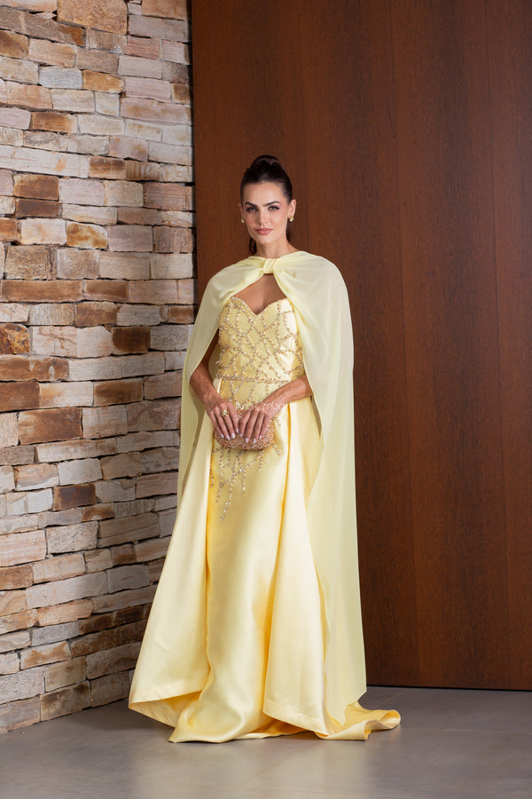 Vestido em zibeline com bordado e capa no crepe de seda