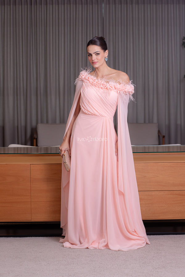Vestido detalhe ombro a ombro, com flores e plumas | Lívia Ribeiro