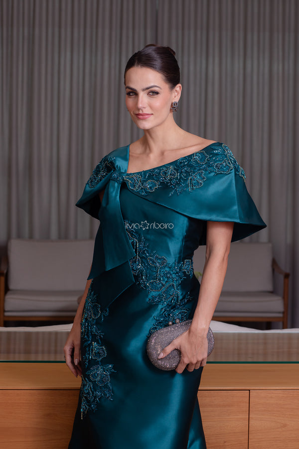 Vestido em zibeline com bordado e capa removível
