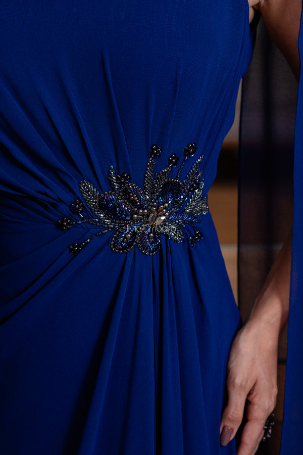 Vestido longo em crepe de seda, decote canoa com capa e bordado na cintura | Lívia Ribeiro