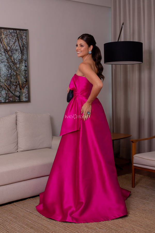 Vestido Lívia Ribeiro tomara que caia com detalhe de laço na cintura.