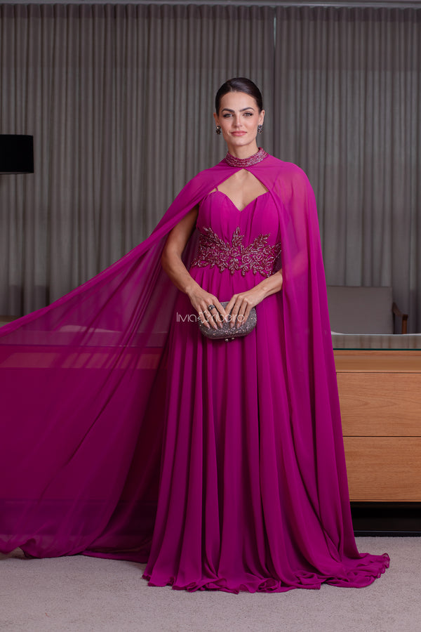 Vestido em crepe de seda bordado cintura e capa pescoço bordado