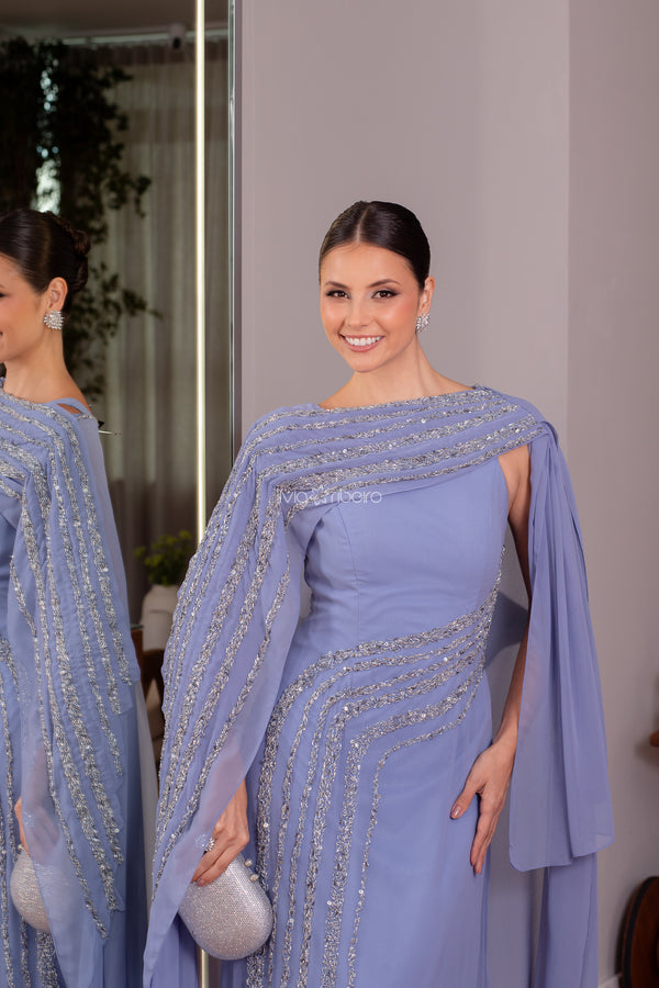 Vestido Lívia Ribeiro em crepe de seda capa longa bordado até a barra