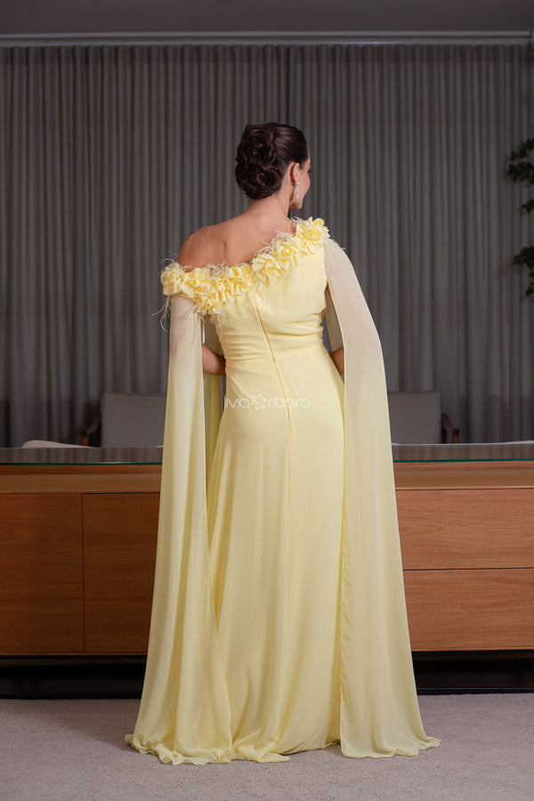 Vestido detalhe ombro a ombro, com flores e plumas | Lívia Ribeiro