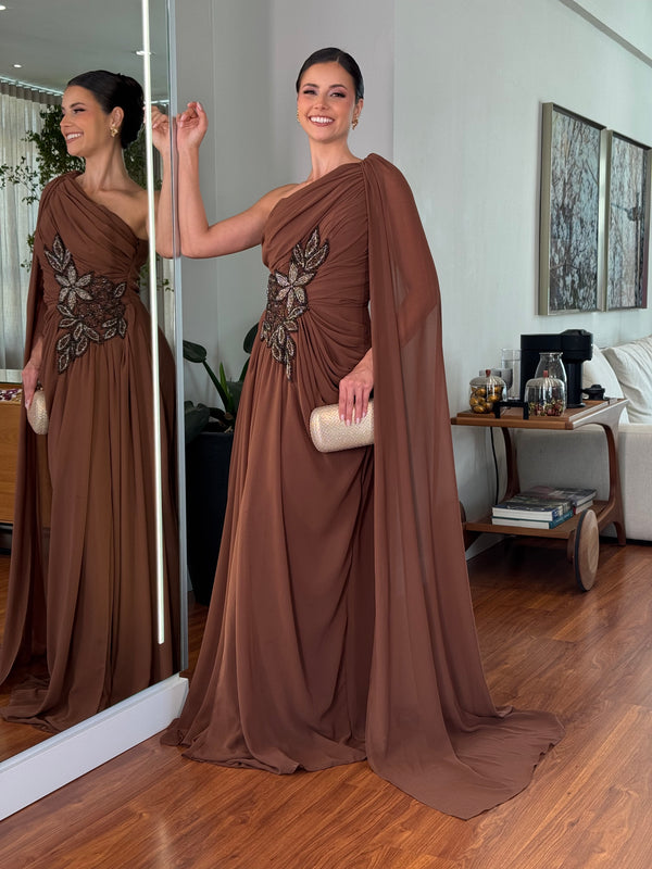 Vestido Lívia Ribeiro um ombro, corpo todo drapeado bordado lateral