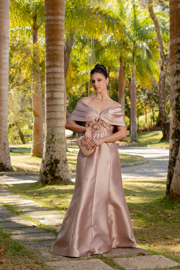 Vestido Lívia Ribeiro em alfaiataria ombro a ombro com capa em crepe de seda