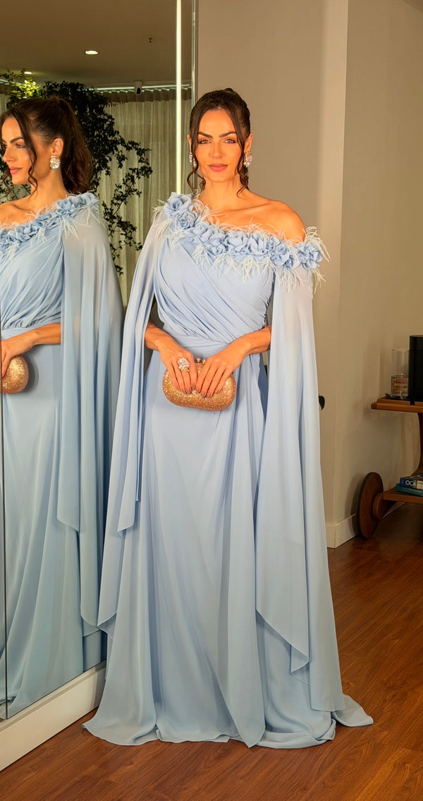 Vestido azul Serenity detalhe ombro a ombro, com flores e plumas