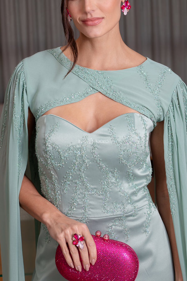 Vestido Lívia Ribeiro corte sereia com capa bordada no crepe de seda