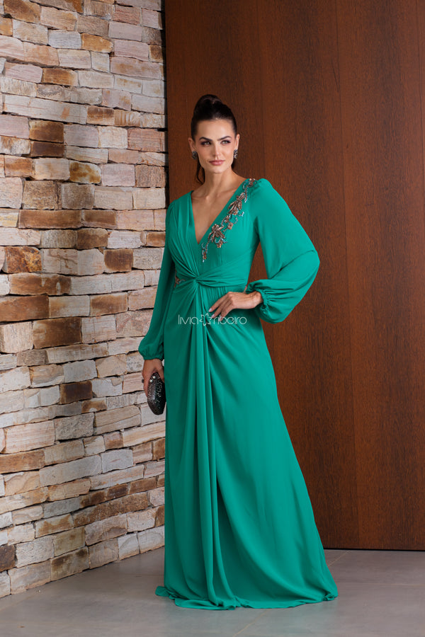 Vestido em crepe de seda com manga bordado