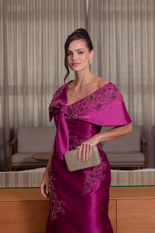 Vestido em zibeline com bordado e capa removível