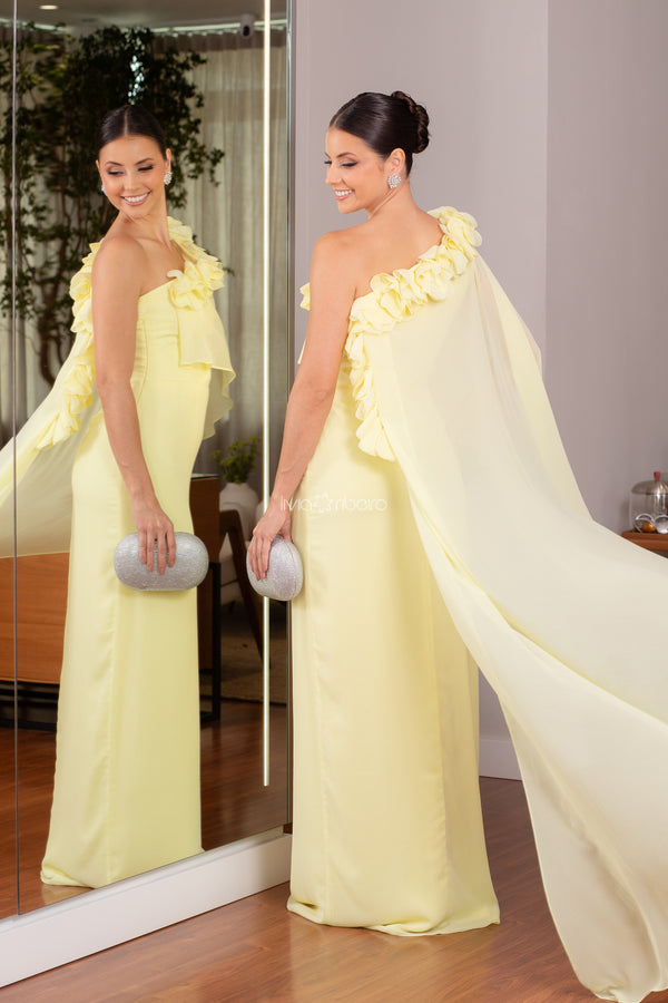 Vestido Lívia Ribeiro um ombro com flores e capa assimétrica