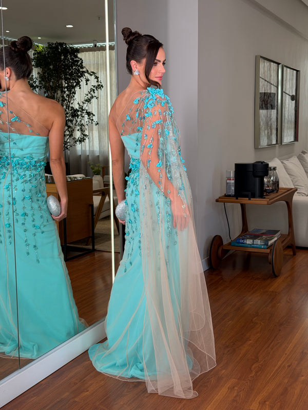 Vestido em tule francês, um ombro  com bordado em pedraria e pétalas de tecido