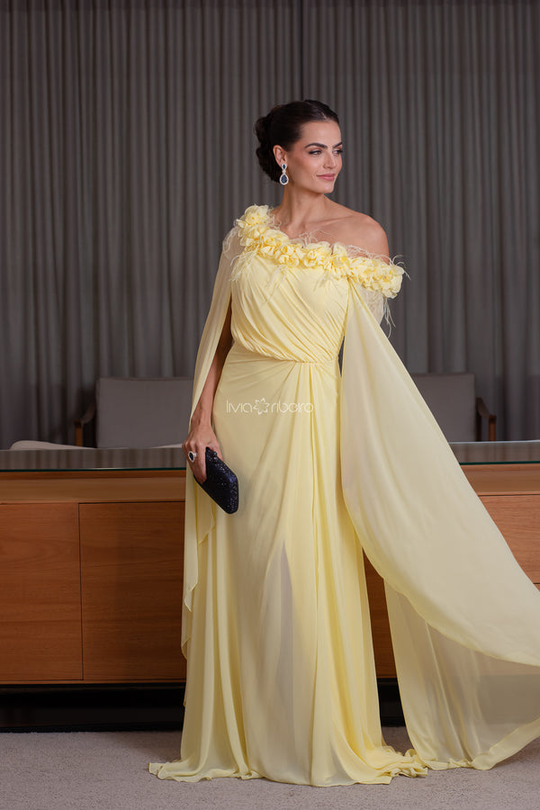 Vestido detalhe ombro a ombro, com flores e plumas | Lívia Ribeiro