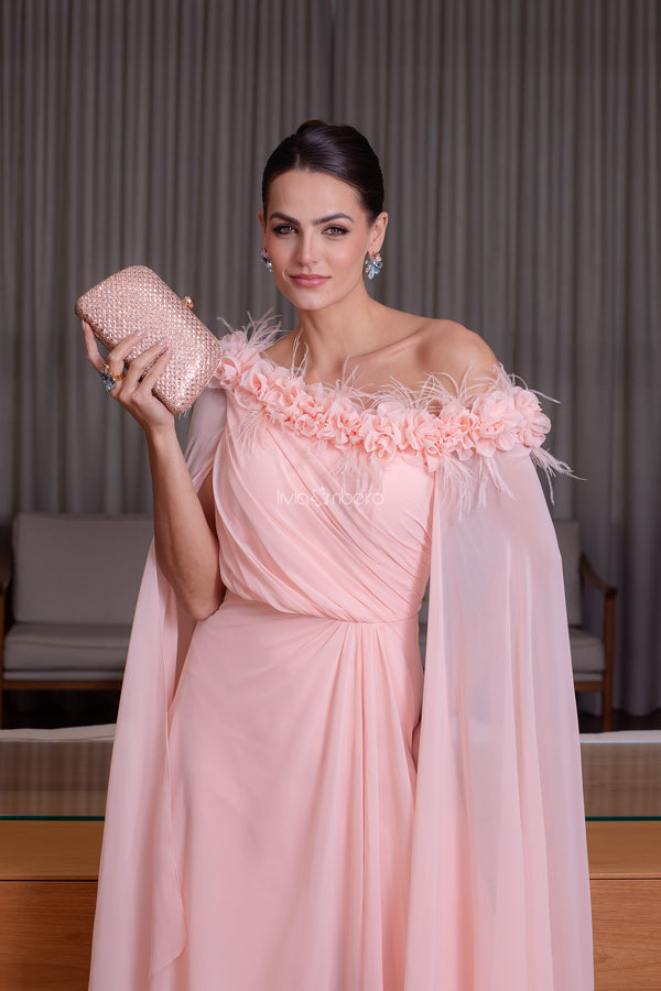 Vestido detalhe ombro a ombro, com flores e plumas | Lívia Ribeiro