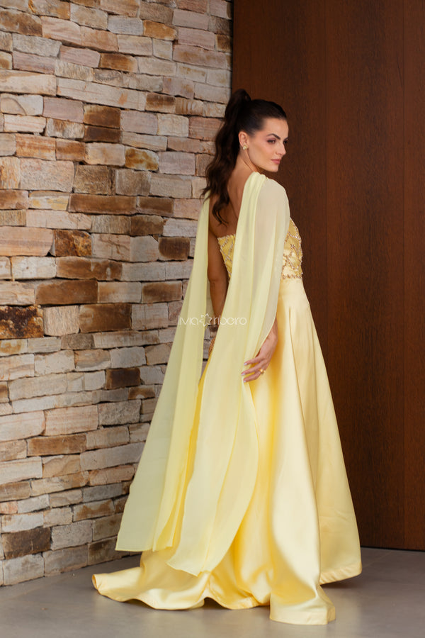 Vestido em zibeline com bordado e capa no crepe de seda