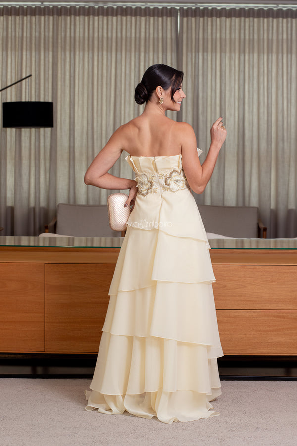 Vestido tomara que caia em organza com aplicações em flores na cintura