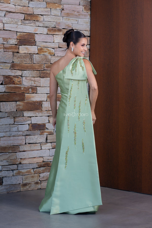 Vestido em alfaiataria um ombro só com detalhe em laço bordado