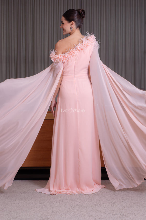 Vestido detalhe ombro a ombro, com flores e plumas | Lívia Ribeiro