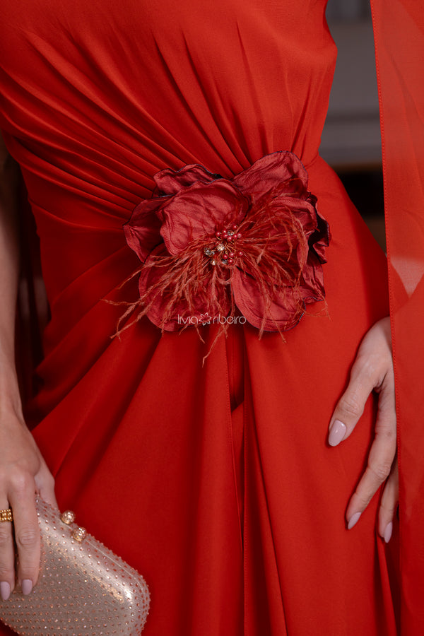 Vestido em crepe de seda com capa e flor