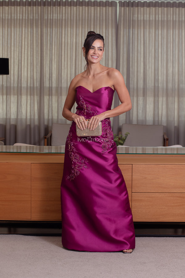 Vestido em zibeline com bordado e capa removível