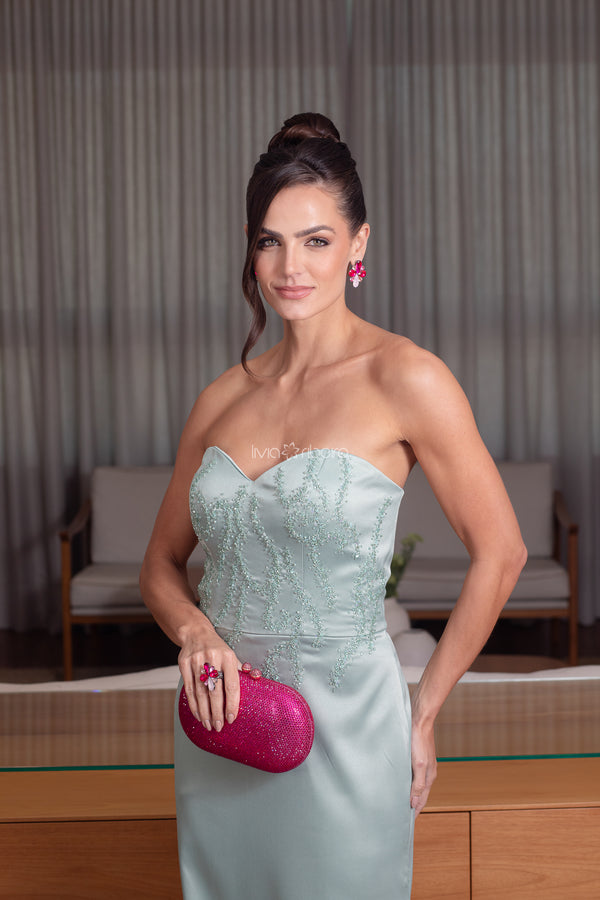 Vestido Lívia Ribeiro corte sereia com capa bordada no crepe de seda