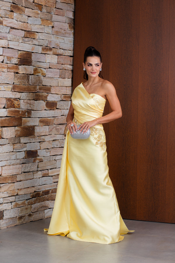 Vestido em zibeline um ombro, com aplicações em bordado na lateral