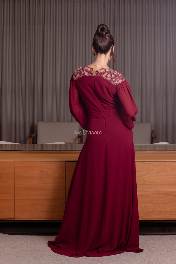 Vestido em crepe de seda com manga bordado