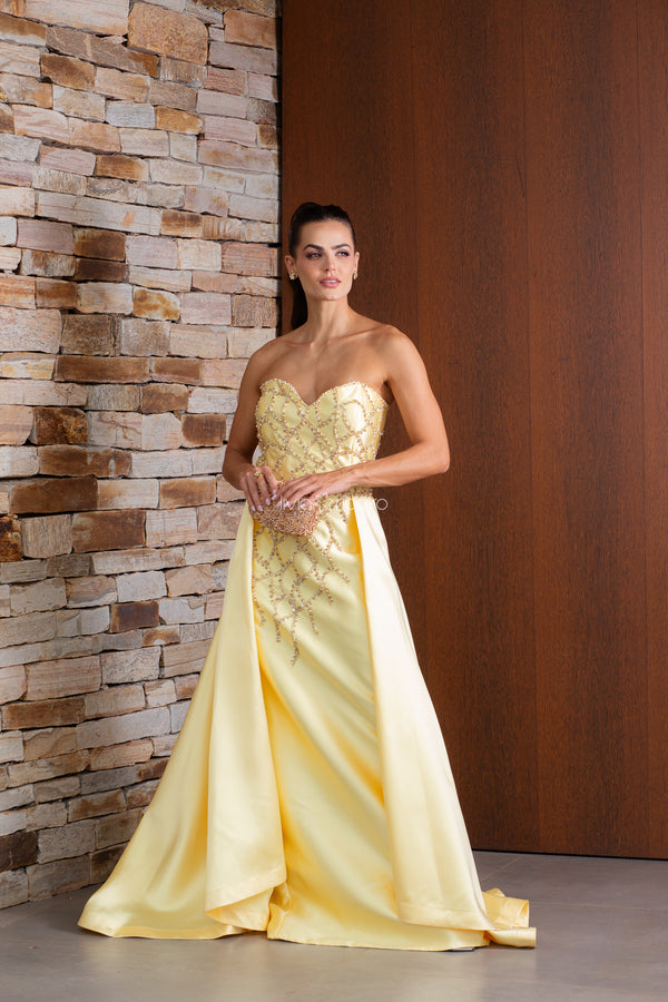 Vestido em zibeline com bordado e capa no crepe de seda