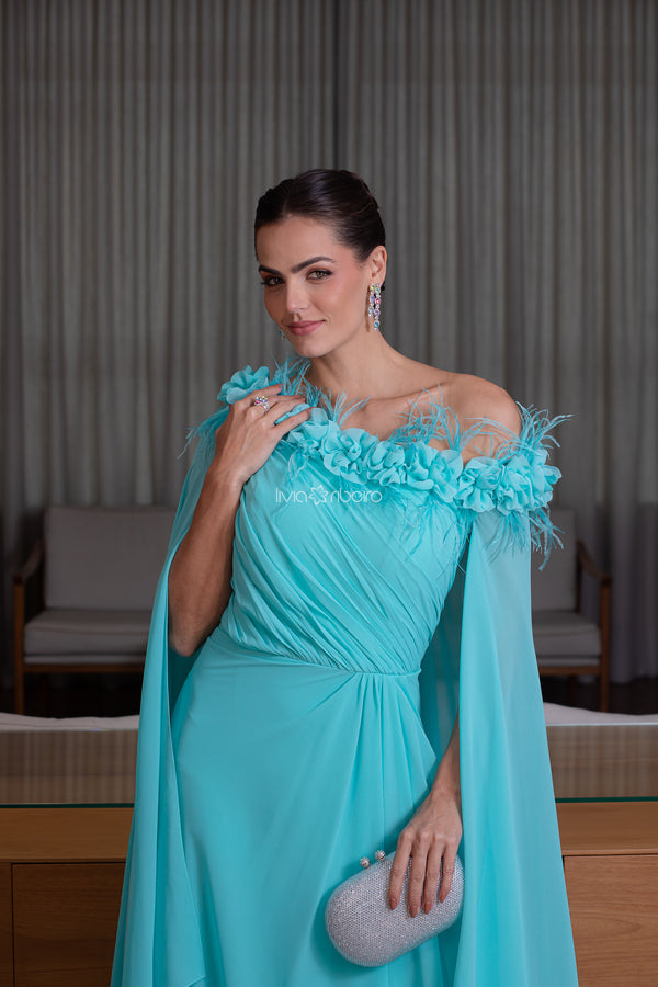 Vestido detalhe ombro a ombro, com flores e plumas | Lívia Ribeiro